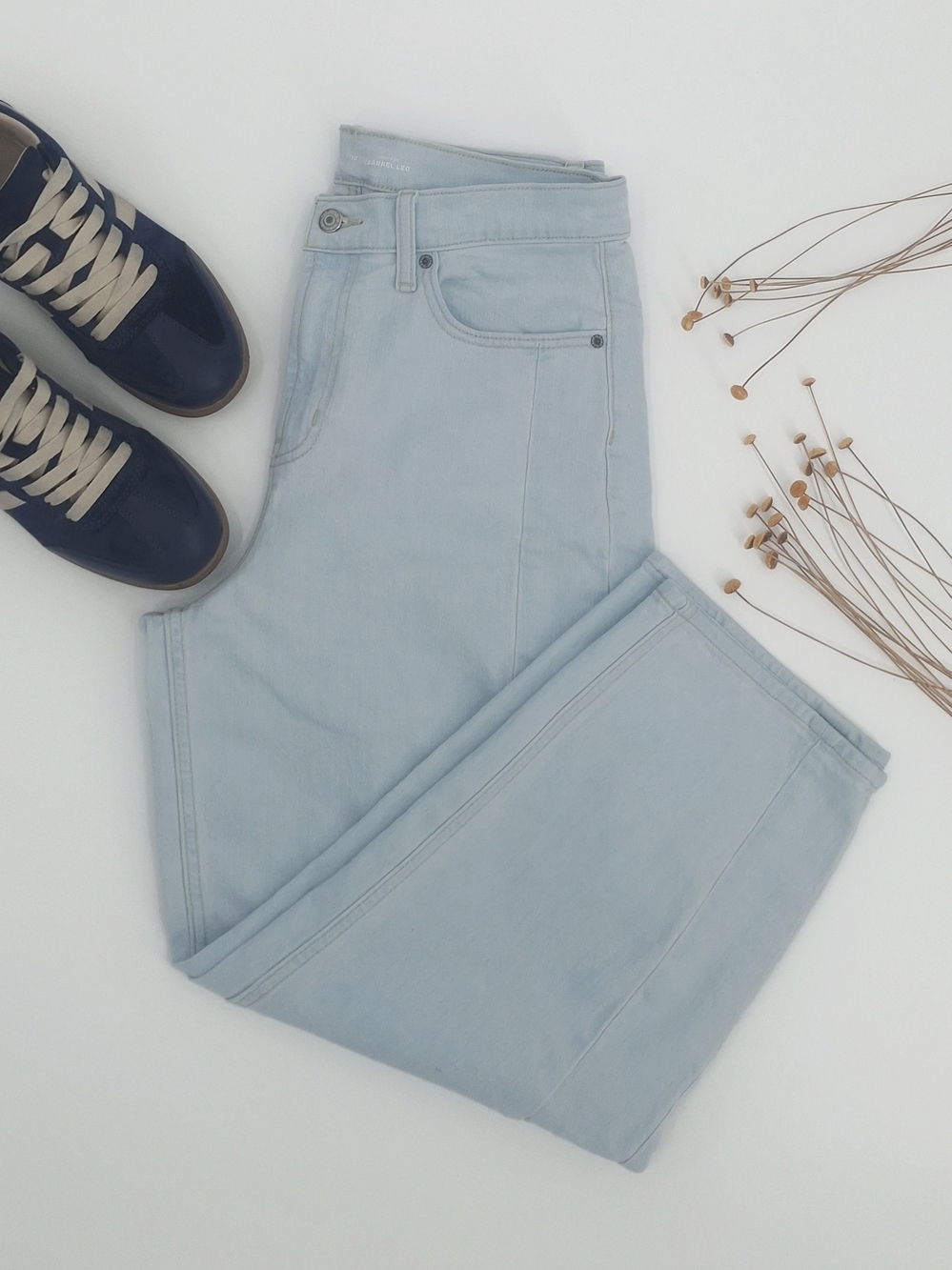 ✨ Old Navy High-Rise Barrel Leg Jeans Light Wash Denim Size 10 ✨